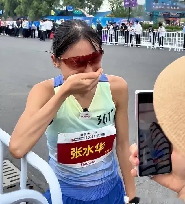 白岩松建议有效？张水华笑着官宣参加元旦全马，这次至少调休一周