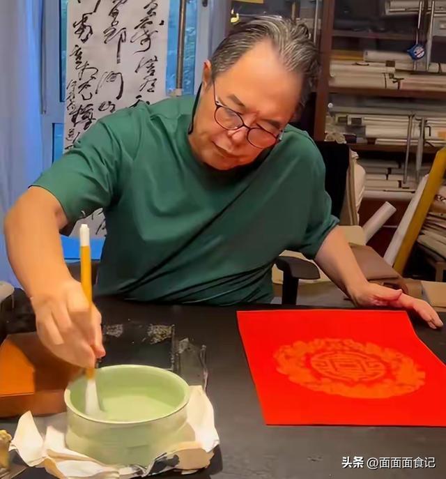 善恶终有报！68岁双腿包扎瘫在轮椅的张铁林，已然活成了“笑话”