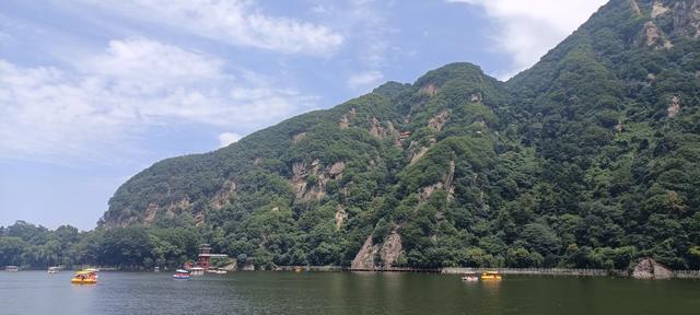 湖光山色，碧波微澜下的翠华山山崩奇观