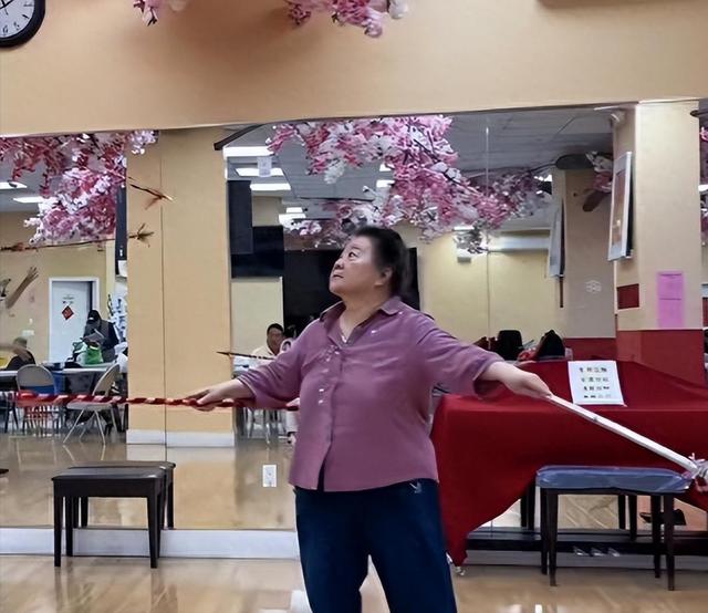 吃里爬外，永不回国？她带领30名演员选择留美，如今年过花甲归来