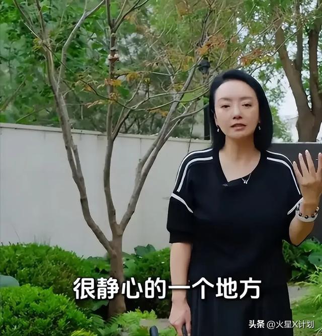 王中磊破产	，携全家搬出庄园住进别墅，老婆愁眉苦脸被迫接受降级