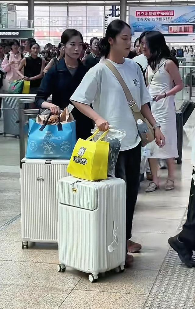 车站遇见参加完九三阅兵的女民兵，脱下迷彩服换上便装，个高时尚