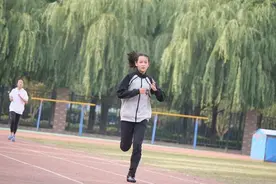 11岁女学霸跑出国家二级运动员水平：400米和800米是双冠王。图片