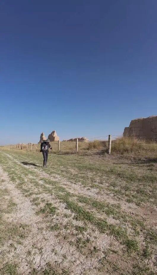 小伙计划花3万元徒步万里长城：从嘉峪关到山海关，住百元以下旅店吃一顿不超过10元，行程已过半花费1万元
