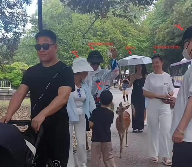 汪峰恋爱脑上头，飞新疆陪森林北吸烟都不下饭桌，女方翻手机查岗