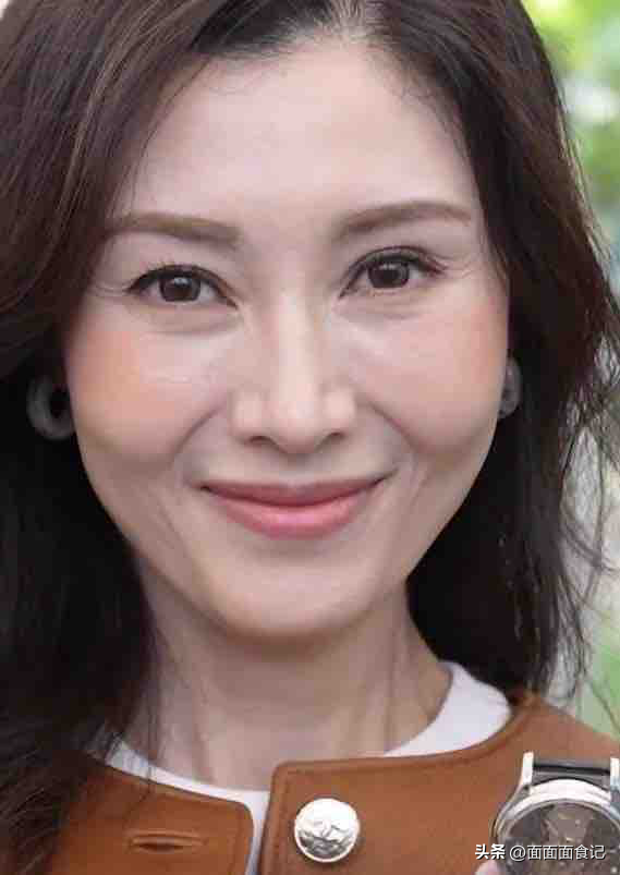 14岁已是“人间尤物”，被富豪看中花1亿娶回家，现55岁风韵犹存