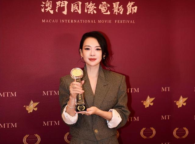 离春节不到两个月	，46岁章子怡再次官宣喜讯，撕碎汪峰仅剩的体面