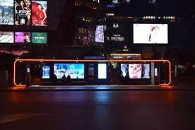 可显示车内拥挤度，候车能充电！成都公交智慧候车亭上线图片