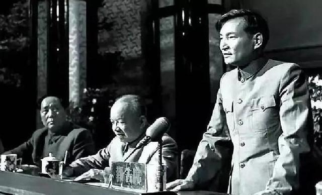 他是新中国任职时间最长的中央政治局常委，长子也是副国级