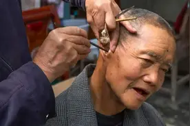 60岁男子长期耳鸣，确诊听神经瘤，医生：这个忽视的细节别再犯图片