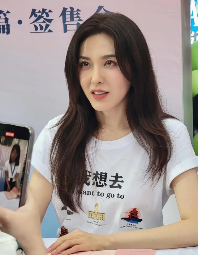 她是两百年难遇的美人，靠美貌“征服”众多男人，现今48岁仍未婚