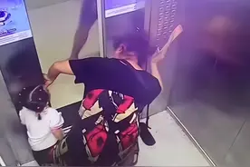 小孩乘坐电梯，手被夹住，爸爸倒油成功营救，奶奶被网友吐槽图片