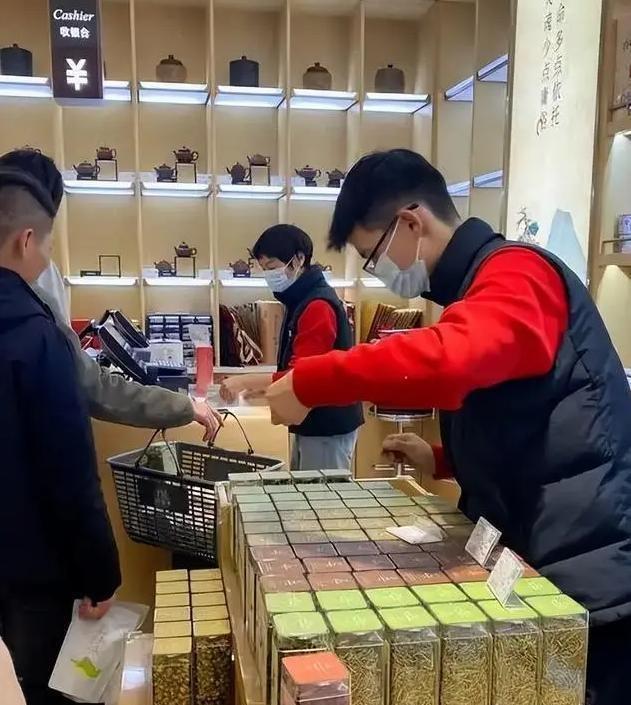 大量日本游客涌入北京，打着旅游幌子不去旅游不吃美食，为啥来？