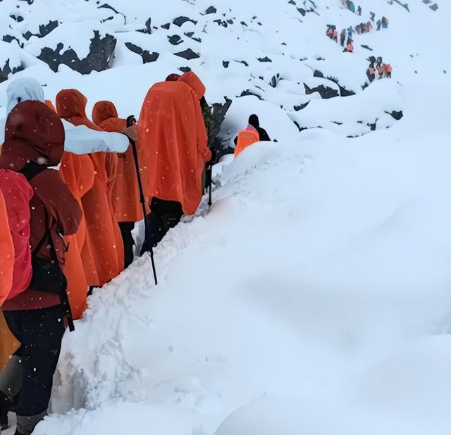 珠峰暴雪被困后续：向导人肉开路，百余人因此获救，有人重金感谢