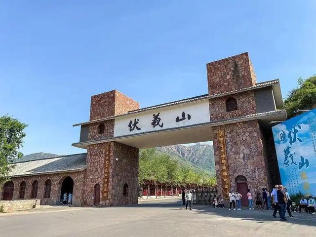 报名费涨至1800元!荒野大赛爆火背后,谁在赚情绪的钱?