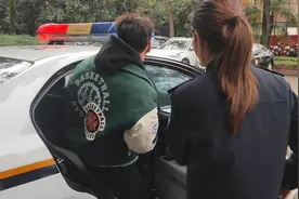 男子多次骑摩托车“翘头”炫技，成都警方：拘留图片