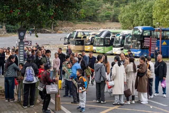明月山进入秋冬旅游旺季，3000人旅行团畅游山水美景！