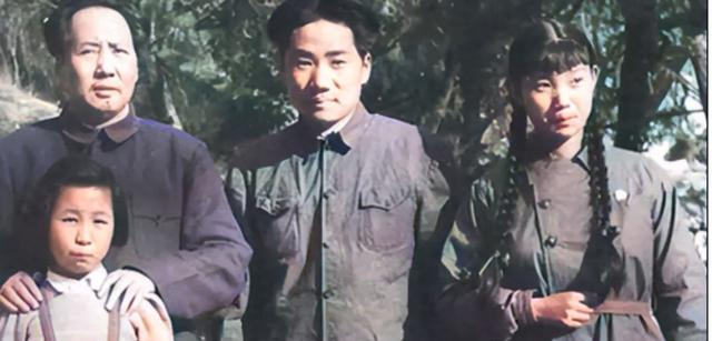 1959年，刘思齐首次为毛岸英扫墓，悲痛难掩，妹妹邵华在旁陪伴