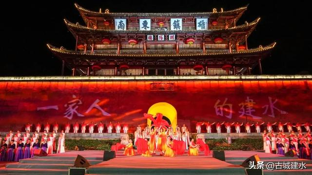 建水县举办“家国情·古城韵”——千年建水T台秀