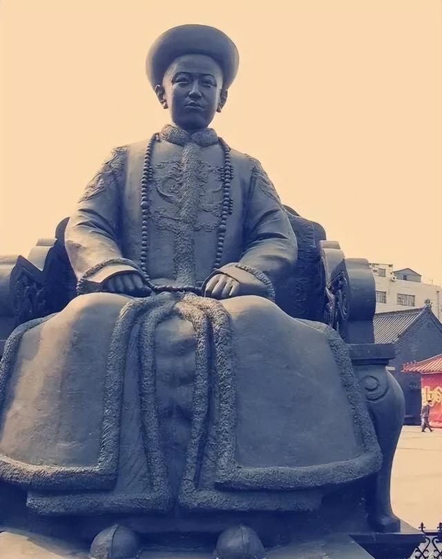 2005年沈阳，皇寺广场上的清十二帝像