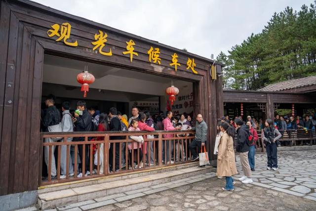 明月山进入秋冬旅游旺季，3000人旅行团畅游山水美景！