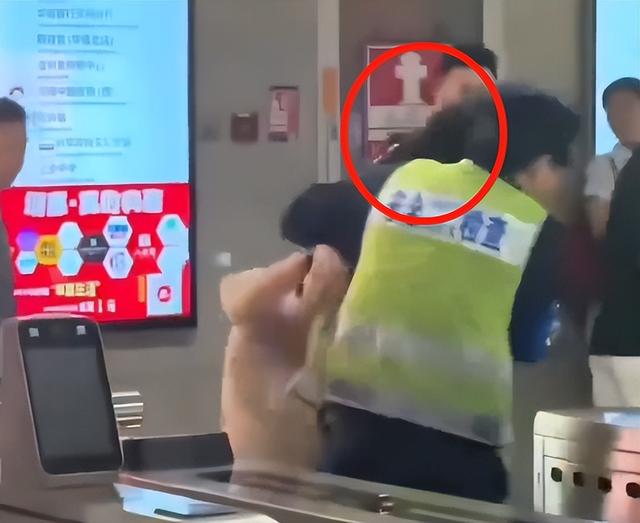 女子地铁追打安检员后，恶心一幕出现，女安检好心劝阻遭质疑