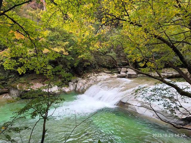 排队游览光雾山