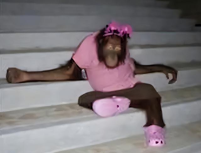 被锁暗室6年：剃毛穿丝袜当玩物，惨状撕开人类伪善面具