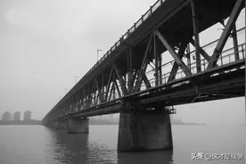 国耻岂能忘！中国第一座跨江大桥刚通车，被迫忍痛炸毁图片