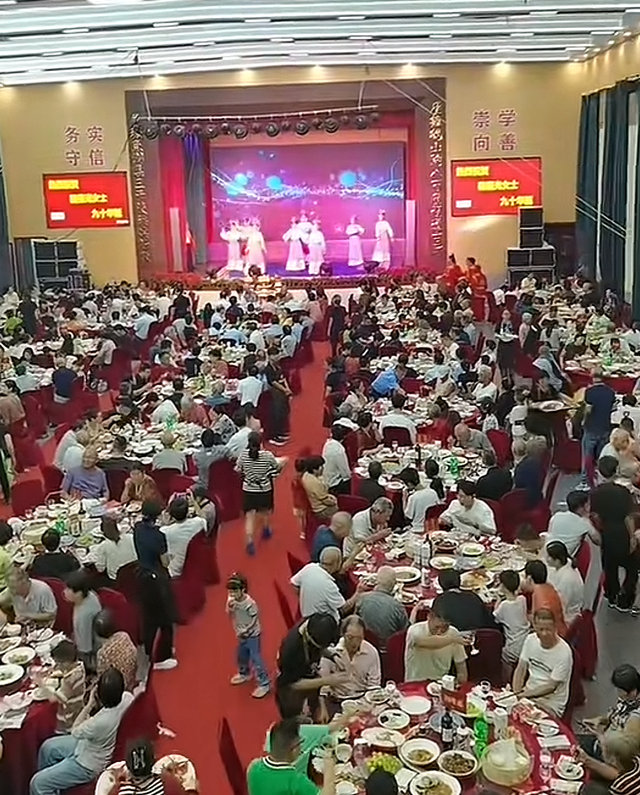 浙江金华富豪王敏文为母亲办90岁大寿，席开88桌，发红包60多万元
