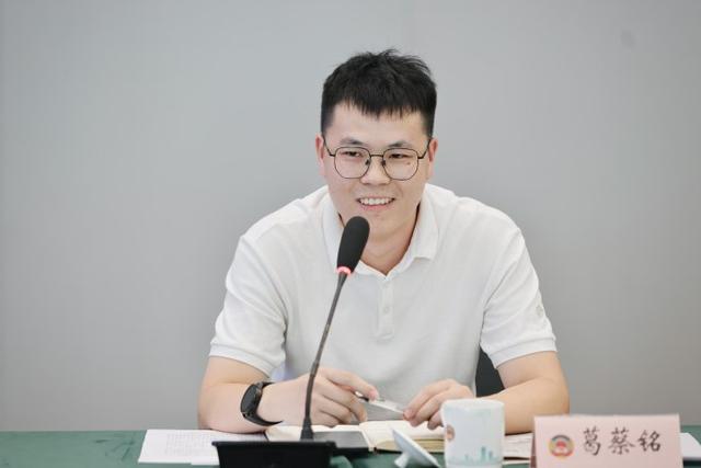 语言不通支付不便，能不能一下飞机就精准对接？外国友人想看机器人机器狗，是否可以实现？