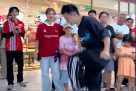 男子商场秀空中滑步观众惊呼：脱离重力，凌波微步？笑死在评论区图片