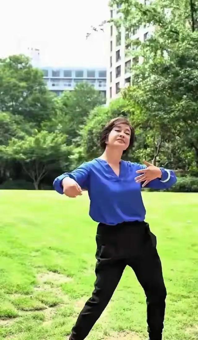 75岁的刘晓庆在公园里跳舞，网友这状态真好，和50多岁差不多。