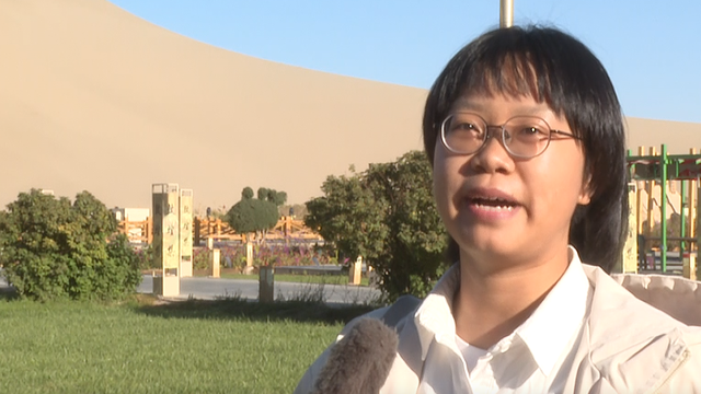 鸣沙山月牙泉景区：国庆首日迎游客 服务升级