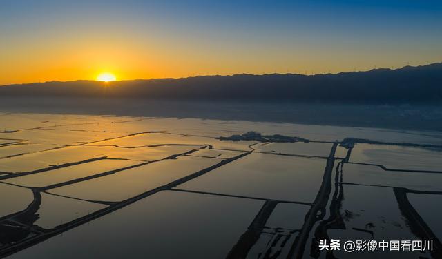 山西运城：盐湖日出美如画