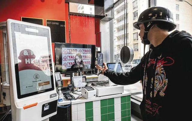 跨国外包时代来临!打工人最后价值,就是假扮AI