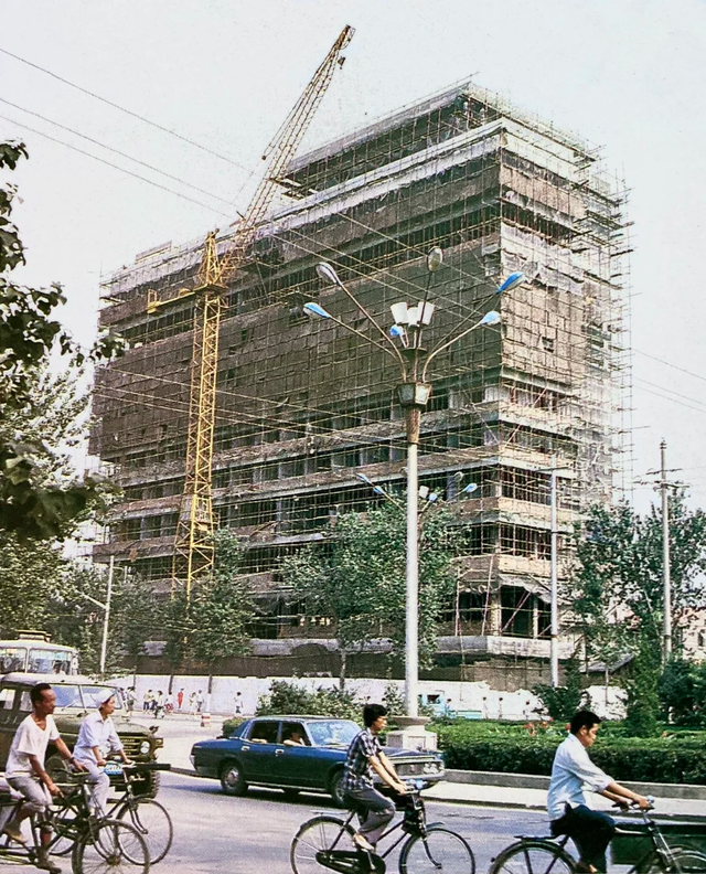 1987年的咸阳，钟楼前的这条街你还记得吗？
