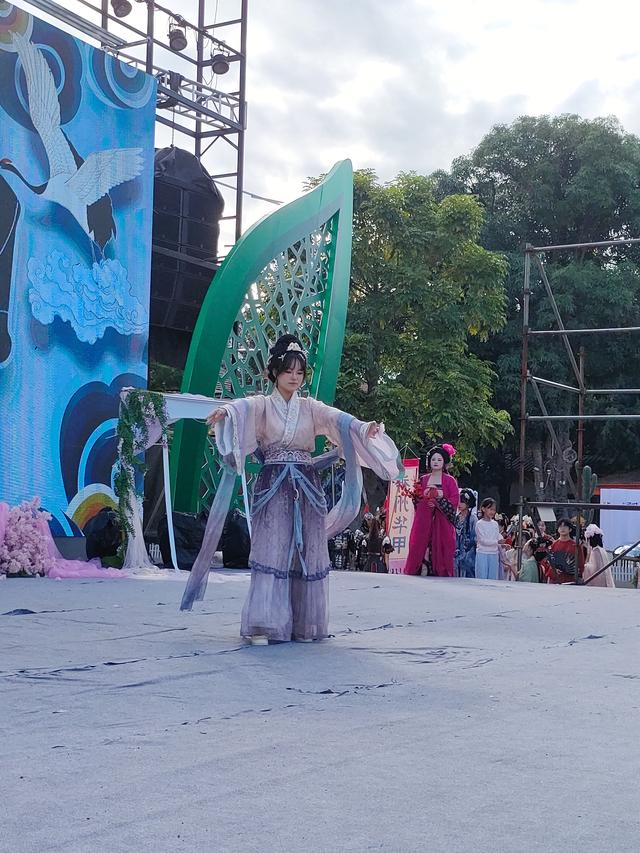 2025.11.22下午，南宁百益上河城举办国风表演，汉服巡游。