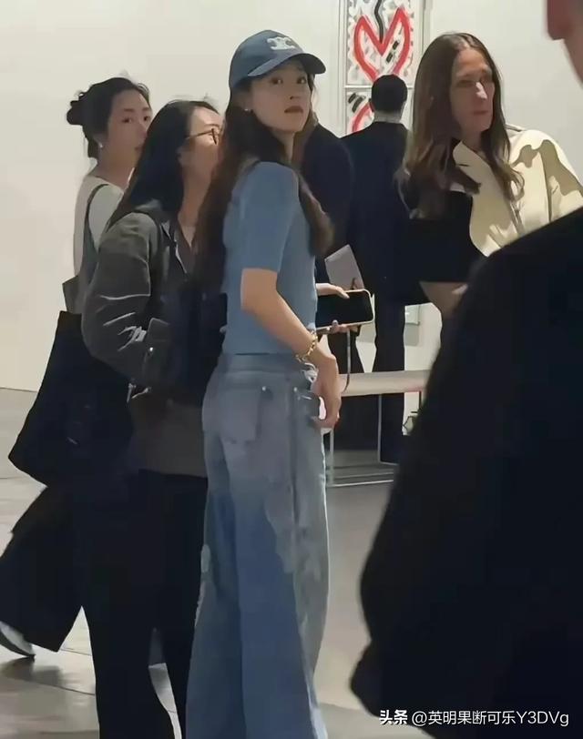 刘强东老婆现实模样长这样，身材瘦小，没料！