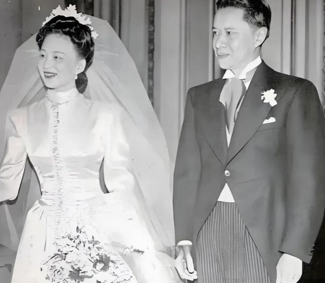 1968年宋子安携妻在儿子毕业礼留影，次年辞世，妻子改嫁埃及富翁