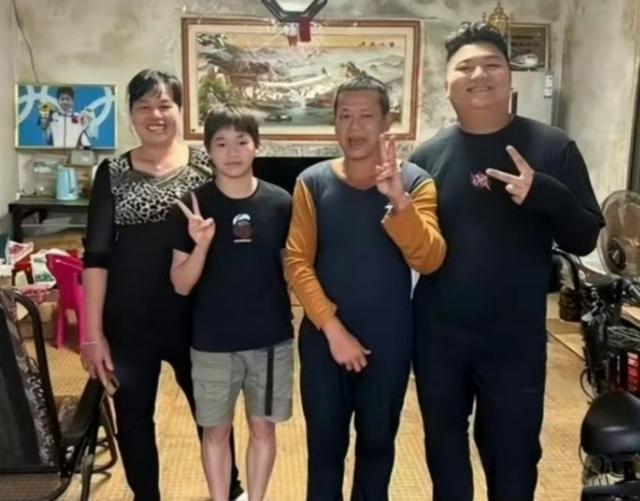 演都不演了！全红婵爸爸用冠军名号赚钱，评论区恶心的一幕出现了