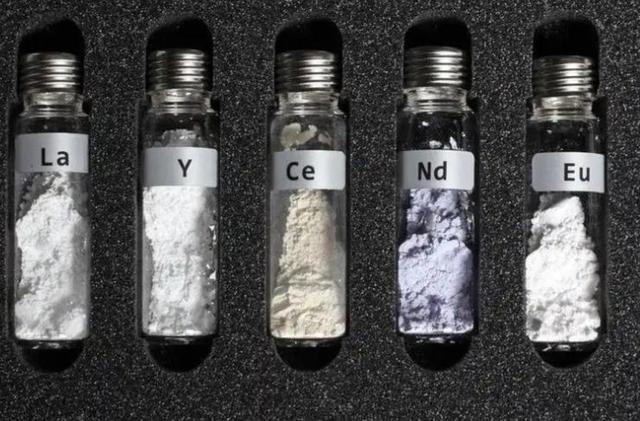 高市刚敲定稀土大单，哈萨克斯坦趁虚而入，结果被中国卡脖子