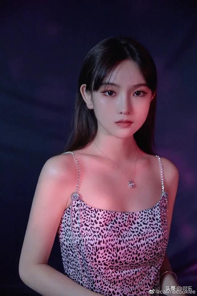 英国校花洛嘉琪生图流出，网友狂呼：人间仙女下凡啦！