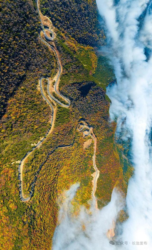 寻色三晋·山河入画｜太行一号旅游公路：在红叶云海间，驶入秋日的山水长卷