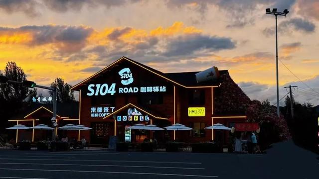 沪上阿姨青城驿站拍出“大片”，网友：这什么情况？