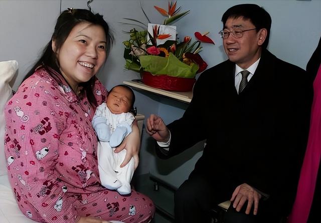 败光20亿、向洋人下跪、国籍问题，邓亚萍身上的标签到底是真是假