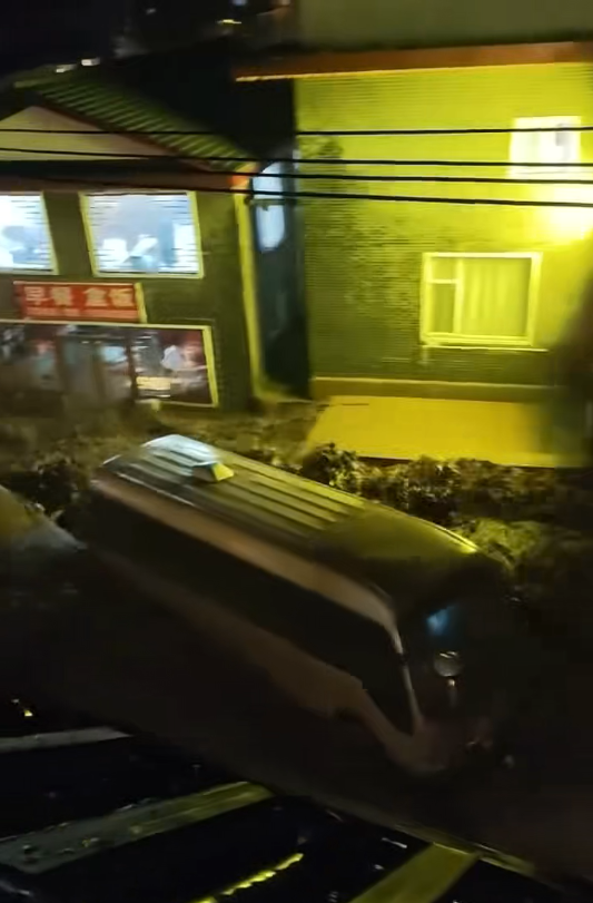 五台山景区夜晚暴雨引发洪水，路边停放的多辆大巴、小车被卷走；当地回应：未造成人员伤亡