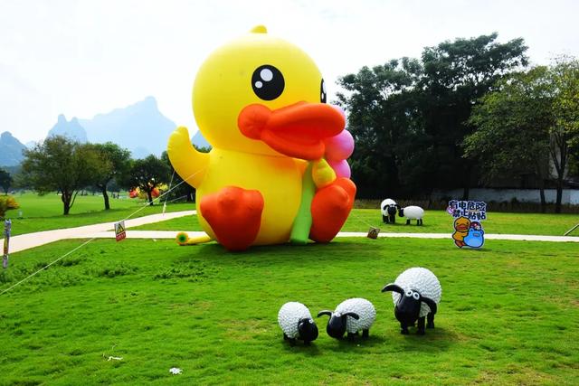 桂林:小黄鸭飞进桂海晴岚!