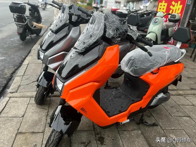 同样是新亮相的电动车，爱玛赤焰和五星钻豹E8，配置有什么不同