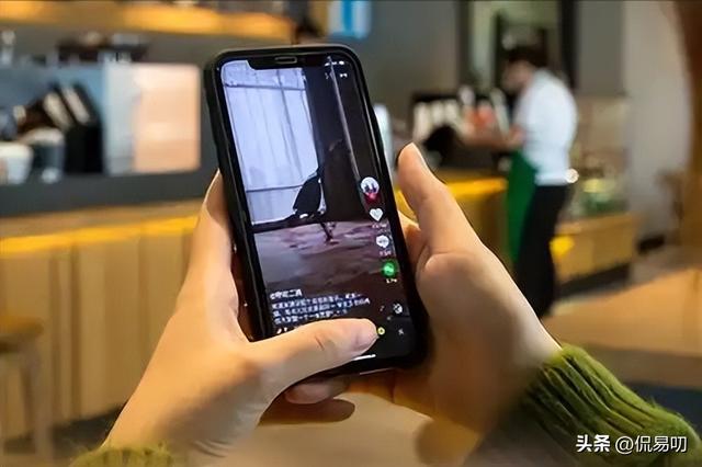 从摇一摇到吐舌刷视频：iPhone17解锁的“舌交互”靠谱吗？